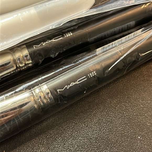 NEW MAC 150 Synthetic Large Powder Makeup Brush - Picture 2 of 3